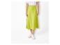 Une jupe mi-longue vert citron et des baskets blanches.