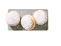 Trois beignets au sucre glace sur une assiette rectangulaire grise.