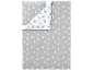 Parure de lit avec motif gris de sapins blancs et une partie réversible avec des sapins bleus.