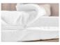 Un matelas blanc avec une fermeture éclair