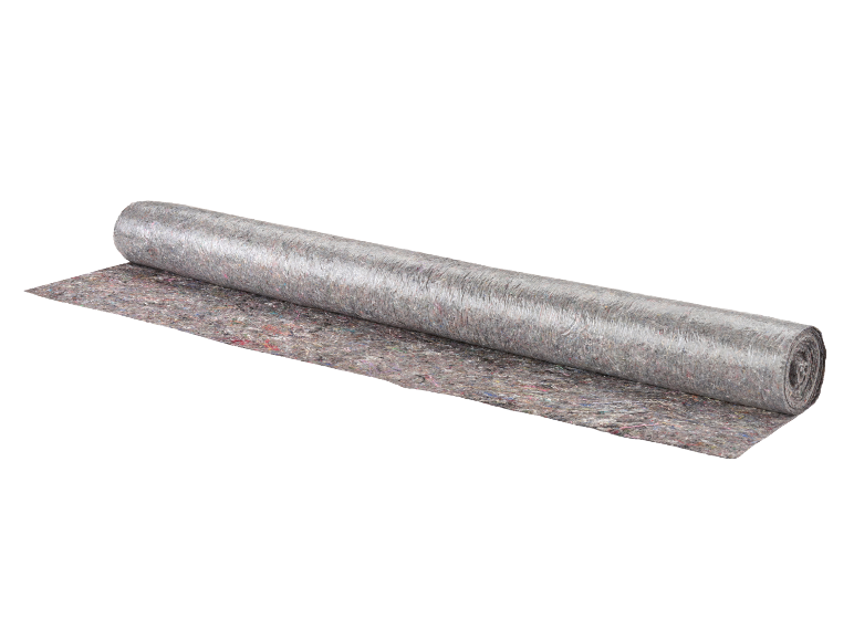 Un rouleau de sous-couche grise pour tapis ou sols est partiellement déroulé.