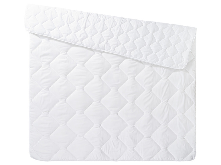 Une couette blanche avec un motif en losanges.