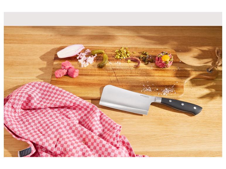 Steak tartare, couteau Silvercrest et planche à découper en bois.