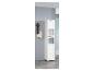 Une armoire blanche avec des portes en verre et une étagère.