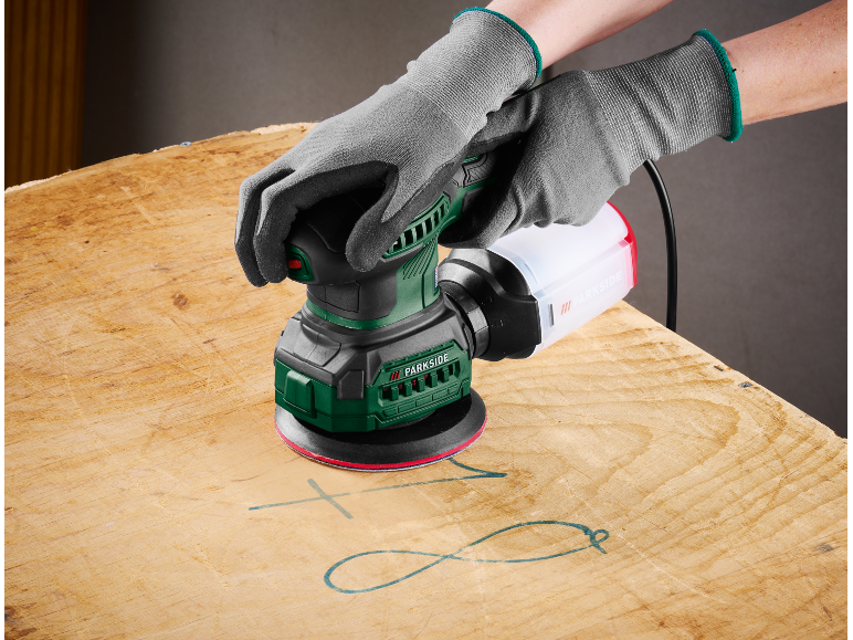 Ponceuse manuelle sur une surface en bois.