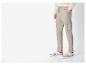 Pantalon cargo beige et baskets décontractées.
