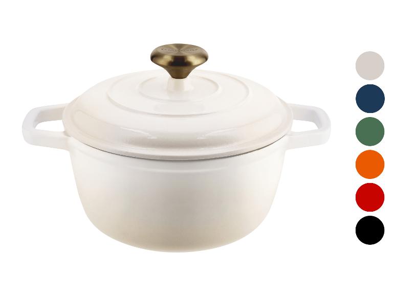 Cocotte en fonte blanche avec bouton en laiton, présentée avec des échantillons de couleurs.