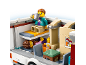 Intérieur de camping-car jouet avec figurines et lits superposés.