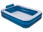 Piscine gonflable rectangulaire bleue avec coussin d'appui.
