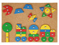 Un tableau de jeu en bois avec des formes et des couleurs, y compris un train, un arbre et des formes géométriques.