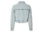 Une veste en jean bleu clair à manches longues.