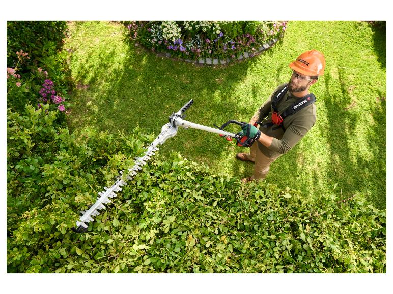 Taille-haie Parkside électrique utilisée pour tailler une haie.