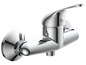 Un mitigeur thermostatique de douche chromé.