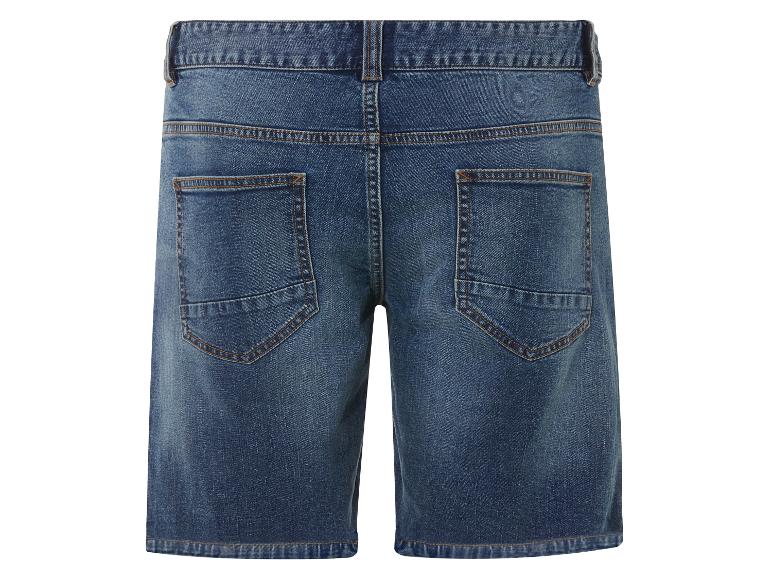 Un short en jean bleu avec des poches arrière.
