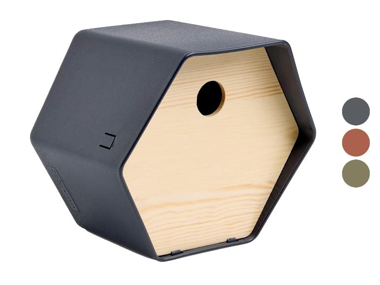 Nichoir hexagonal gris foncé avec façade en bois clair et entrée ronde.