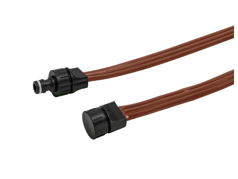 Deux tuyaux d'arrosage bruns avec des raccords noirs.