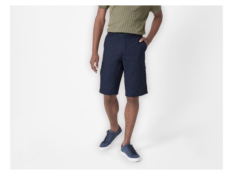 Shorts cargo et baskets pour homme.