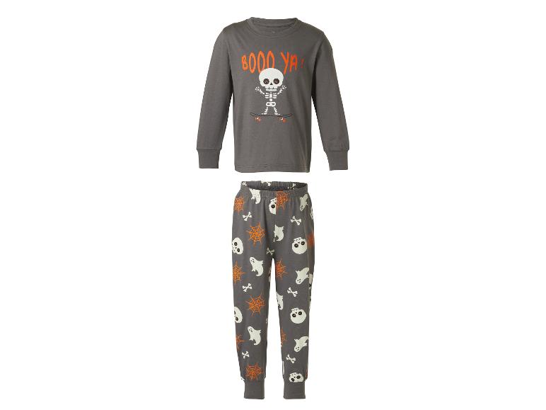 Pyjama d'Halloween pour enfants: haut gris à manches longues avec un squelette sur un skateboard et le texte « BOOO YA! », et pantalon assorti avec des fantômes, des crânes, des toiles d'araignée et des os.