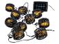 Guirlande lumineuse solaire avec lanternes noires en forme de torche et panneau solaire.