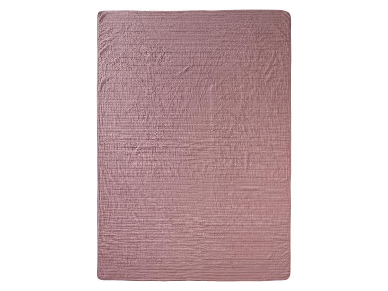 Couverture rose poudré, matelassée.