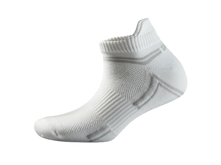 Chaussettes de sport blanches à motif gris.