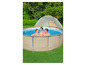 Une famille profite d'une piscine avec un auvent.