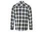 Une chemise à carreaux à manches longues