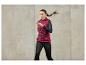 Femme portant un gilet rouge et un legging noir de la marque Craft.