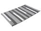 Un tapis à rayures noires et blanches.