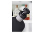 Gros plan d'un microscope noir avec un objectif 16x.