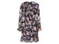 Une robe noire à manches longues, avec un imprimé floral et une jupe plissée.