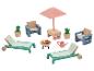 Ensemble de mobilier de jardin miniature avec chaises longues, fauteuils, parasol, barbecue et plantes.