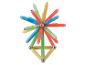 Jouet magnétique coloré avec des tiges et des billes, formant une structure complexe.