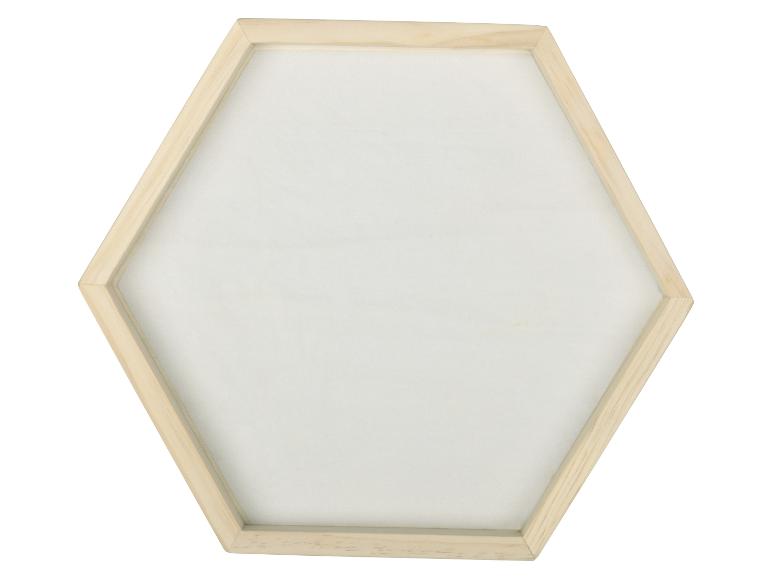 Plateau hexagonal en bois clair avec fond blanc.
