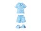 Pyjama bleu clair à manches courtes et short, avec pantoufles ours assorties.