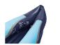 Détail d'un kayak gonflable bleu avec des rayures bleu clair et des valves de gonflage.