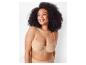 Une femme portant un soutien-gorge beige en dentelle.
