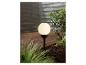 Lampadaire sphérique extérieur élégant sur terrasse.