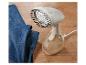 Un défroisseur vapeur portatif blanc avec une brosse, à côté d'un jean bleu.