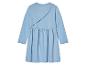 Robe bébé bleu clair, manches longues, style décontracté.