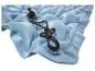 Matelas gonflable bleu clair avec attache.