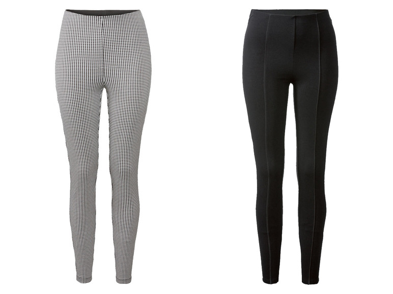 Deux paires de leggings, un noir et un à carreaux.
