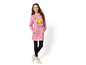 Une fille portant un sweat-shirt rose Pokémon et un legging noir.
