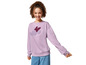 Une femme porte un sweat-shirt violet avec un motif Mickey Mouse.