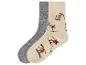 Une paire de chaussettes, une grise et l'autre avec un motif de skieurs.