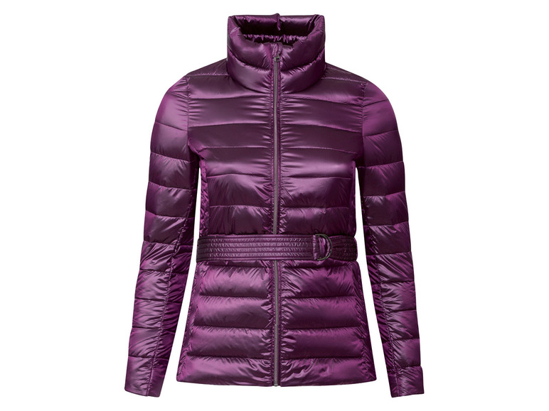 Une veste matelassée violette avec une ceinture.