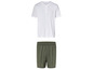 Un t-shirt blanc à boutons et un short vert.