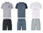 Trois ensembles de pyjamas pour hommes, chacun avec un haut à manches courtes et un short assorti.