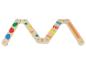 Jouets en bois à empiler avec des éléments colorés.