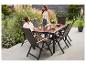 Ensemble de jardin avec table et chaises, avec un couple profitant de l'extérieur.